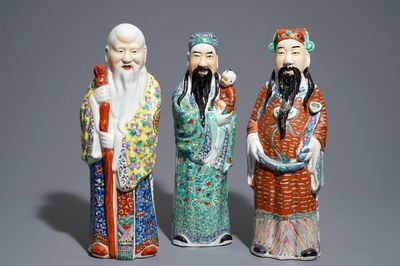 Un ensemble de trois figures d'Immortels en porcelaine de Chine famille rose, 19/20ème