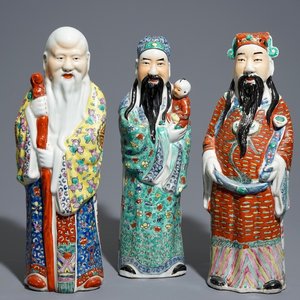 Un ensemble de trois figures d'Immortels en porcelaine de Chine famille rose, 19/20ème — photo 1