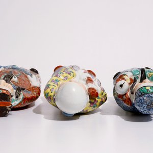 Un ensemble de trois figures d'immortels en porcelaine de Chine famille rose, 19/20ème — photo 6