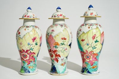 Un ensemble de trois vases et couvercles en porcelaine de Chine famille rose à décor "Feuille de Tabac", Qianlong