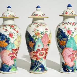 Un ensemble de trois vases et couvercles en porcelaine de Chine famille rose à décor "Feuille de Tabac", Qianlong — photo 4
