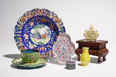 Un ensemble en émaille de Canton, un socle en laque, une boîte en argent, une tabatière en ivoire et un vase miniature, 19/20ème