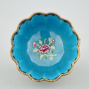 Un ensemble en émaille de Canton, un socle en laque, une boîte en argent, une tabatière en ivoire et un vase miniature, 19/20ème — photo 12