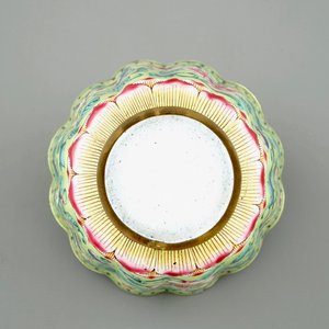 Un ensemble en émaille de Canton, un socle en laque, une boîte en argent, une tabatière en ivoire et un vase miniature, 19/20ème — photo 13