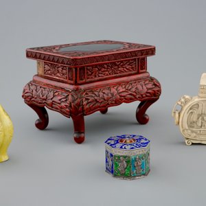 Un ensemble en émaille de Canton, un socle en laque, une boîte en argent, une tabatière en ivoire et un vase miniature, 19/20ème — photo 2