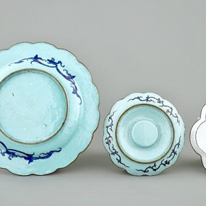 Un ensemble en émaille de Canton, un socle en laque, une boîte en argent, une tabatière en ivoire et un vase miniature, 19/20ème — photo 7