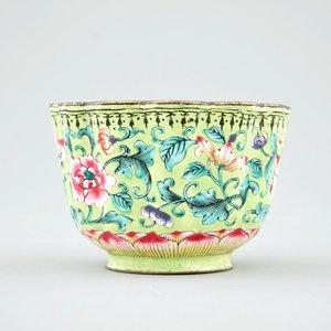 Un ensemble en émaille de Canton, un socle en laque, une boîte en argent, une tabatière en ivoire et un vase miniature, 19/20ème — photo 9