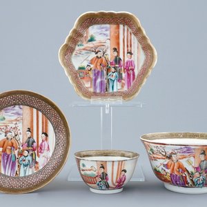 Un ensemble en porcelaine de Chine de type mandarin incl. une tasse et soucoupe, un bol et un support de théière, Qianlong — photo 1