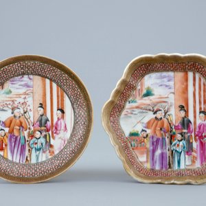 Un ensemble en porcelaine de Chine de type mandarin incl. une tasse et soucoupe, un bol et un support de théière, Qianlong — photo 2