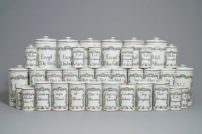 Un ensemble exceptionnel de 35 pots de pharmacie de type albarello en faïence de Rouen, France, fin du 18ème