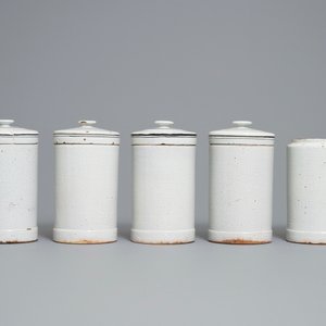 Un ensemble exceptionnel de 35 pots de pharmacie de type albarello en faïence de Rouen, France, fin du 18ème — photo 11