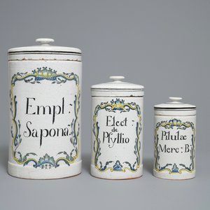 Un ensemble exceptionnel de 35 pots de pharmacie de type albarello en faïence de Rouen, France, fin du 18ème — photo 16
