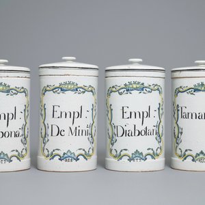 Un ensemble exceptionnel de 35 pots de pharmacie de type albarello en faïence de Rouen, France, fin du 18ème — photo 2