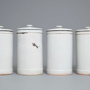 Un ensemble exceptionnel de 35 pots de pharmacie de type albarello en faïence de Rouen, France, fin du 18ème — photo 3