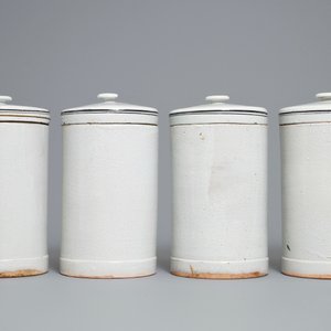 Un ensemble exceptionnel de 35 pots de pharmacie de type albarello en faïence de Rouen, France, fin du 18ème — photo 5