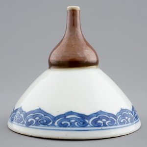 Un entonnoir en porcelaine de Chine bleu, blanc et capucine, Kangxi — photo 3