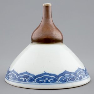 Un entonnoir en porcelaine de Chine bleu, blanc et capucine, Kangxi — photo 4