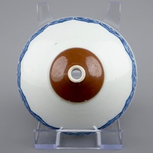 Un entonnoir en porcelaine de Chine bleu, blanc et capucine, Kangxi — photo 6