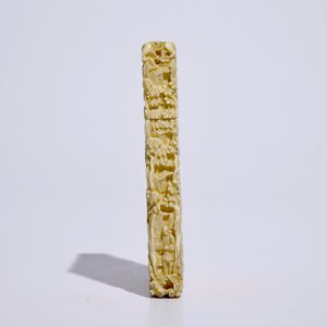 Un étui à cartes de visite en ivoire sculpté, Chine, Canton, 19ème — photo 4