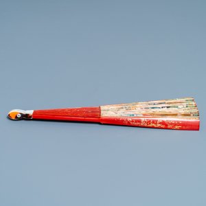 Un éventail en papier peint et bois laqué, Chine, 18/19ème — photo 4