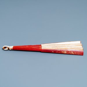 Un éventail en papier peint et bois laqué, Chine, 18/19ème — photo 5