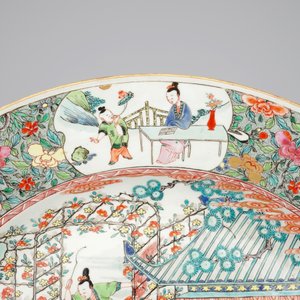 Un exceptionnel et très grand plat famille rose au décor d'amazones sur chevaux, Yongzheng, 1722-1735 — photo 3