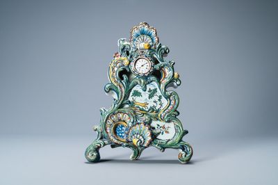 Un exceptionnel porte-montre en faïence polychrome de Delft, daté 1772