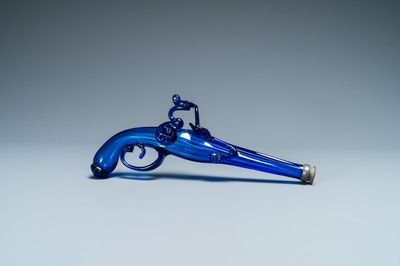 Un flacon en forme de pistolet en verre bleu de cobalt, Belgique ou Pays-Bas, 17ème