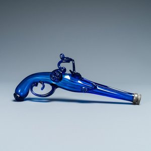 Un flacon en forme de pistolet en verre bleu de cobalt, Belgique ou Pays-Bas, 17ème — photo 1