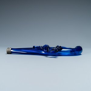 Un flacon en forme de pistolet en verre bleu de cobalt, Belgique ou Pays-Bas, 17ème — photo 3