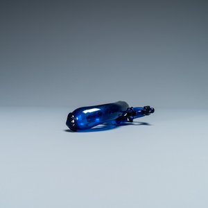 Un flacon en forme de pistolet en verre bleu de cobalt, Belgique ou Pays-Bas, 17ème — photo 5
