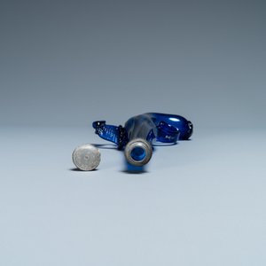 Un flacon en forme de pistolet en verre bleu de cobalt, Belgique ou Pays-Bas, 17ème — photo 6