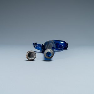 Un flacon en forme de pistolet en verre bleu de cobalt, Belgique ou Pays-Bas, 17ème — photo 7