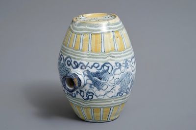 Un flacon en forme de tonneau en faïence de Delft polychrome, 18ème
