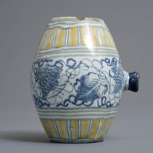 Un flacon en forme de tonneau en faïence de Delft polychrome, 18ème — photo 3