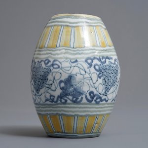 Un flacon en forme de tonneau en faïence de Delft polychrome, 18ème — photo 4