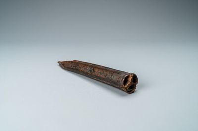 Un fourreau à couvert de voyage en cuir travaillé à froid à décor de fleurs, fleurons et vases, France, daté 1641
