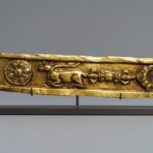 Un fragment d’autel en laiton doré, Tibet, 17ème — photo 1