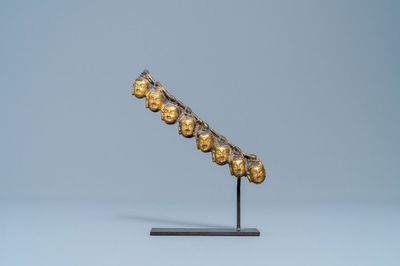 Un fragment de ceinture formé de têtes de Bouddha en bronze doré, Sino-Tibet, 17/18ème