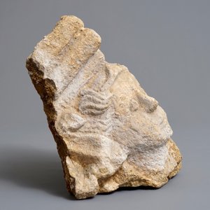 Un fragment de chapiteau roman en grès sculpté, 12/13èME — photo 3