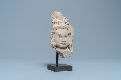 Un fragment d'un Apsara en pierre, Cambodge, Khmer, art Bayon, 10/12ème