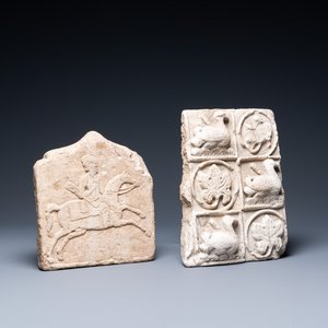 Un fragment d'un carreau en marbre à décor d'un cavalier et un en grès sculpté aux oiseaux et rinceaux floraux, Perse, 13ème et/ou après — photo 1