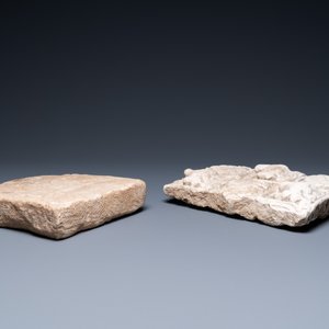 Un fragment d'un carreau en marbre à décor d'un cavalier et un en grès sculpté aux oiseaux et rinceaux floraux, Perse, 13ème et/ou après — photo 4