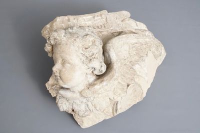 Un fragment d'un chérubin en pierre calcaire, 17/18ème