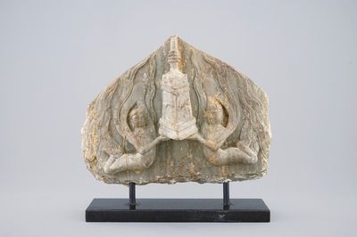 Un fragment d'un stèle bouddhiste en marbre, Chine, Dynastie Qi du Nord ou Sui, 6/7ème