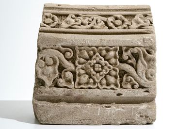 Un fragment d'une arche romane en pierre sculptée, France, 12/13ème