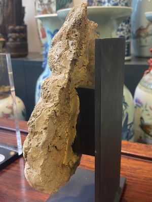 Un fragment d'une tête de Sakyamuni en stuc et d'une tête de Bodhisattva en schiste, Gandhara, 1/4ème — photo 12