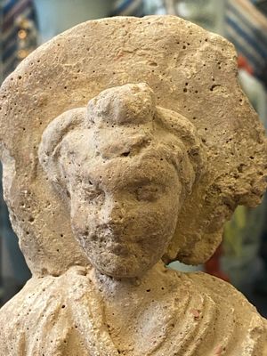 Un fragment d'une tête de Sakyamuni en stuc et d'une tête de Bodhisattva en schiste, Gandhara, 1/4ème — photo 15