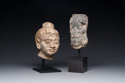 Un fragment d'une tête de Sakyamuni en stuc et d'une tête de Bodhisattva en schiste, Gandhara, 1/4ème