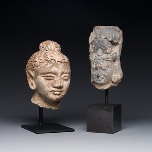 Un fragment d'une tête de Sakyamuni en stuc et d'une tête de Bodhisattva en schiste, Gandhara, 1/4ème — photo 1